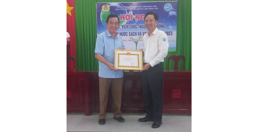 Trao bằng khen cho đồng chí Nguyễn Thanh Bình đạt thành tích Đảng viên xuất sắc 5 năm liền